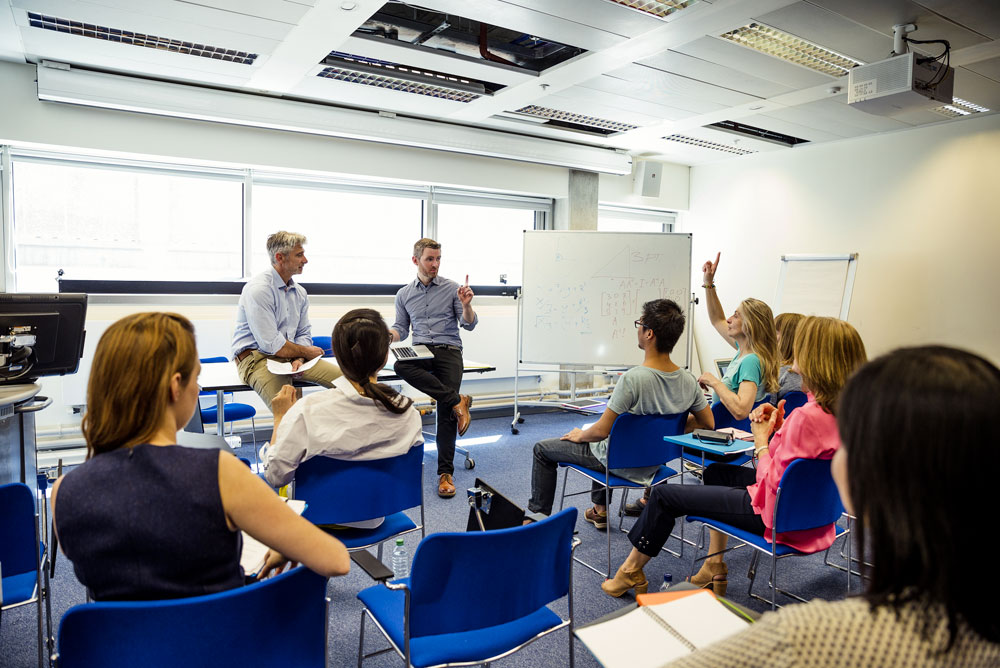 Des collaborateurs en pleine formation dans une salle