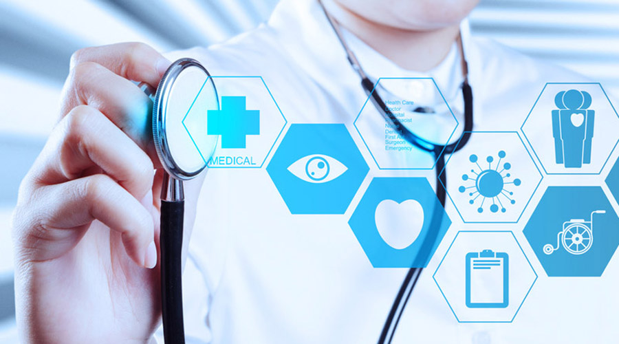 Médecin qui porte un stéthoscope