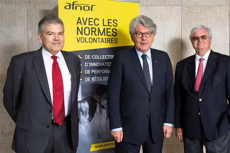 Marc Ventre, président d’AFNOR (à droite) et Olivier Peyrat, directeur général (à gauche), entourent Thierry Breton, commissaire européen venu en matinale de l’assemblée générale d’AFNOR à Paris.