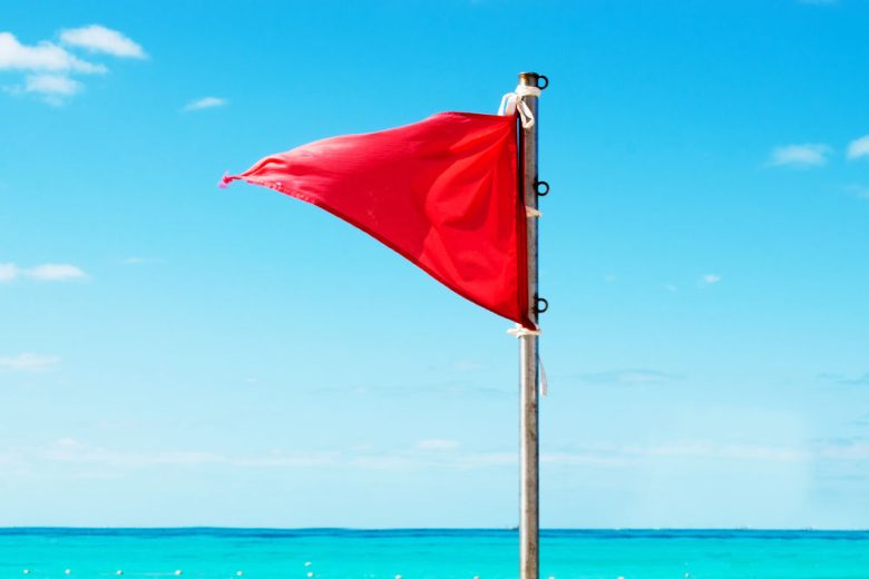 Drapeau rouge sur les plages