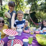 favoriser des gobelets, assiettes et autres couverts biosourcés