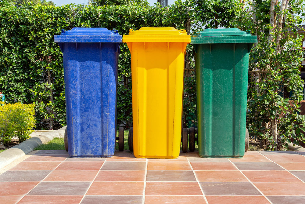 poubelles de couleur différentes pour le recyclage