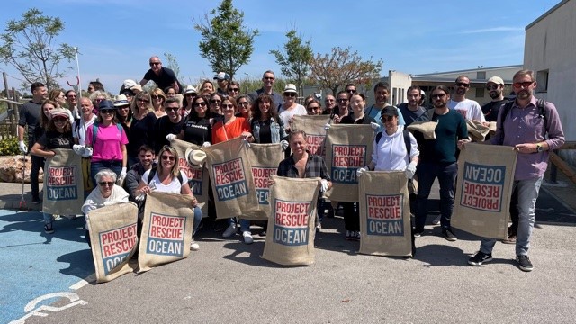 L'équipe de la SPL Occitanie Events lors d'une journée de ramassage des déchets pour Project Rescue Ocean, en avril 2022. (©Hélène Brunier/SPL)