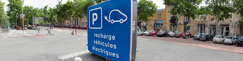 Panneau de recharge des véhicules électriques